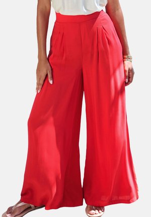 Rote weit geschnittene Hosen mit hoher Taille, die Falten für Form aufweisen. Hergestellt aus leichtem Stoff mit glatter Textur.