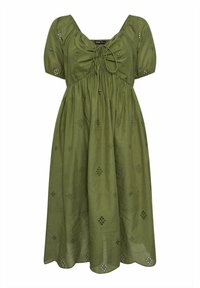 Olivinvihreä, polvipituinen mekko, jossa on tiukka korsetti, puffihihat ja brodeeratut kukkakuviot. Kauluksessa on nauhassa oleva yksityiskohta.