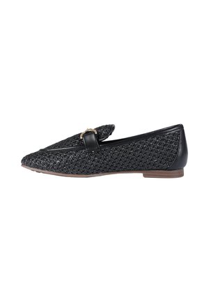 Mocassino piatto in pelle nera intrecciata con punta appuntita, piccola fibbia dorata sulla cinghia e suola bassa marrone.