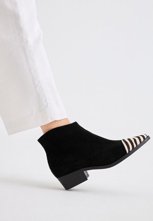 Botines camperos - black