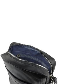 Schwarze synthetische Lederhandtasche mit strukturierter Oberfläche, mit Reißverschluss versehenen Fächern und einem marineblauen Innenfutter. Verfügt über silberfarbene Hardwareakzente.
