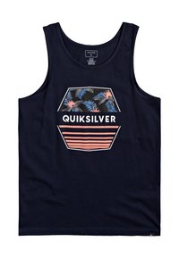 Marinblå bomullslinne med en hexagonal logotyp med tropiska blommönster och ränder i rosa och vitt. Enkel design med rund halsringning.