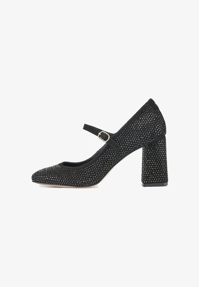 Escarpin Mary Jane noir à talon haut avec une surface texturée cloutée, un bout pointu et un talon épais. Dispose d'une bride ajustable avec une boucle.