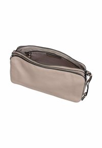 Pochette en cuir gris clair avec une texture lisse, fermeture à glissière et un design minimaliste, dotée d'une poche intérieure et d'accents en métal noir.