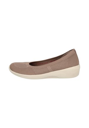 Zapato tipo slip-on de punto marrón claro con suela plataforma baja blanca, punta redondeada y patrón de malla transpirable.