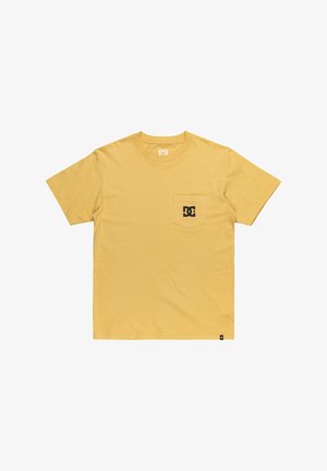 Żółta bawełniana koszulka z krótkim rękawem, kieszenią po lewej stronie i czarnym logo na kieszeni. Gładka tekstura i luźny krój.