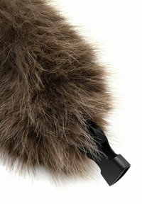 Brązowy futrzany pompon z długimi, miękkimi włóknami oraz teksturowanym czarnym elementem do mocowania do przedmiotów.