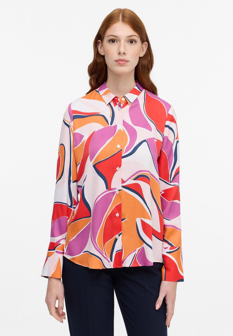 Langærmet skjorte med knaplukning i let materiale, prydet med et farverigt blomsterdesign med svirvler af pink, orange og rød på en hvid baggrund.