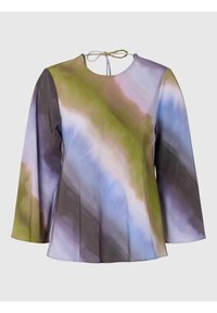 Leichte Bluse mit rundem Halsausschnitt und Bindebandverschluss. Der Stoff hat ein Aquarellmuster in den Farben Grün, Lila und Blau.