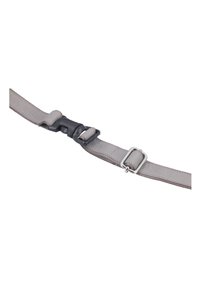 Grijze stoffen riem met een zwarte plastic gesp en zilveren metalen accenten. Textuur oppervlak met versterkte stiksels langs de randen.