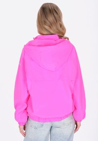 Jasně růžová lehká bunda s kapucí, elastickými manžetami a pasem. Hladká textura a minimalistický design, vhodný pro běžné nošení.