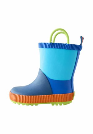Blaue und grüne Gummiregenstiefel mit einer orangen Gummisohle; verfügen über einen geriffelten oberen Rand und zwei grüne Griffe für ein einfaches Anziehen. Texturierte Oberfläche.