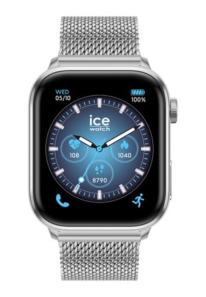 Smartwatch con correa de malla plateada que muestra la hora 10:10, fecha 05/10, batería al 100%, ritmo cardíaco 108, calorías 1040, pasos 8790.