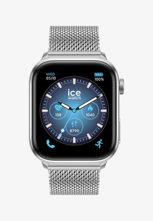 Smartwatch con cinturino a maglia argento che mostra l'ora 10:10, la data 05/10, batteria al 100%, battito cardiaco 108, calorie 1040, passi 8790.