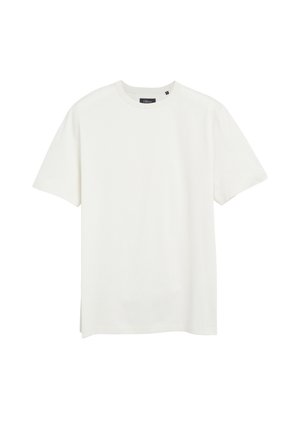 Prosty biały bawełniany t-shirt z krótkim rękawem, okrągłym dekoltem i małą metką marki wewnątrz kołnierzyka, przedstawiony na białym tle.