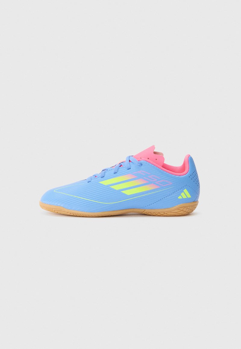 Scarpa sportiva blu con accenti rosa, dotata di una tomaia sintetica testurizzata, strisce gialle e suola in gomma naturale. Design a bassa altezza.