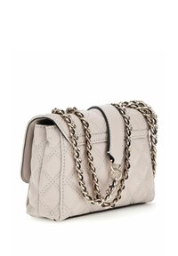 Sac à main en cuir léger gris matelassé avec une bandoulière en chaîne et une fermeture à rabat. Présente une forme structurée et des coutures décoratives.