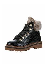 Botas de tobillo de cuero negro con un patrón de cocodrilo texturizado, cuello de pelo sintético, herrajes dorados, cordones negros y una suela de goma marrón con tracción.