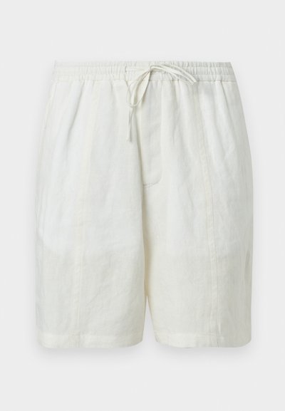 Λευκά λινά σορτς με κορδόνι και ελαστική μέση, με πλευρικές ραφές, παρουσιασμένα σε απλό φόντο.