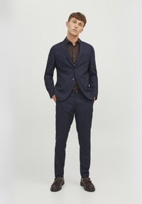 Jack & Jones PREMIUM JPRFRANCO CHECK - Completo - perfect navy checks:super slim fit