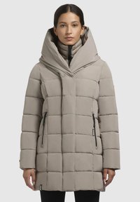 Manteau en duvet gris clair, doté d'un col oversize unique, d'un motif matelassé, de deux poches latérales zippées et d'une fermeture éclair à l'avant.