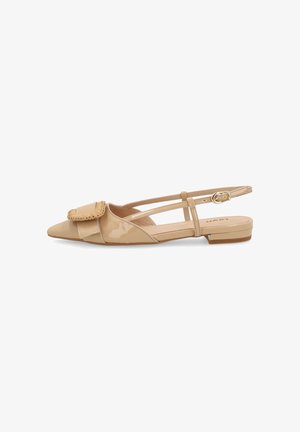 Zapato plano slingback de charol beige con puntera puntiaguda, hebilla trenzada decorativa y tacón bajo.