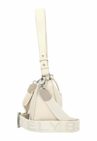 Borsa in pelle cremosa con finitura testurizzata, tracolla regolabile, accessori in argento e tracolla in tessuto contrastante con il nome del marchio.