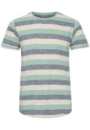 Tricou cu dungi, confecționat dintr-un material moale, având dungi orizontale în verde deschis, albastru marin și crem. Guler clasic rotund și mâneci scurte.