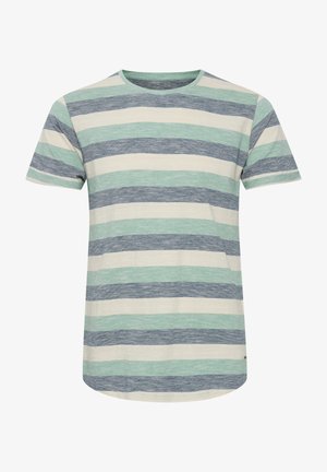 Prajčasta majica iz mehkega materiala, ki ima vodoravne črte v svetlo zeleni, temno modri in krem barvi. Klasičen okrogli izrez in kratki rokavi.