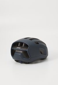 Niebieski kask rowerowy w kolorze granatowym z wieloma otworami wentylacyjnymi, smukłym aerodynamicznym kształcie, matowym wykończeniu oraz regulowanym paskiem podbrodowym. Zawiera logo.