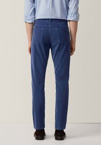 Mannen blauwe katoenen broeken met een slim fit, voorzien van achterzakken en een gladde textuur. Ontworpen met een gemiddelde taillehoogte en rechte pijpen.