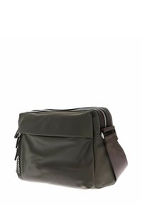 Borsa a tracolla rettangolare realizzata in materiale verde oliva liscio, con zip superiore, tasca frontale e tracolla regolabile in tessuto marrone.