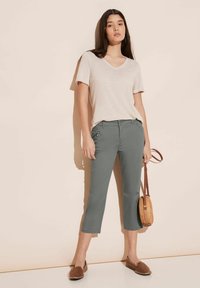 Street One 3/4 MIT ZIPPER - Shorts - grün