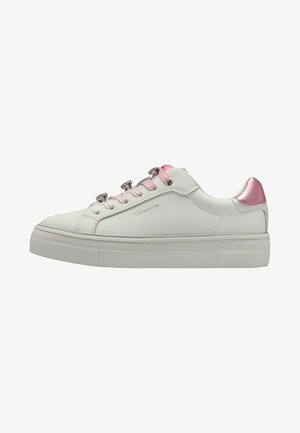 White leather sneaker with a thick platform sole, featuring metallic pink accents and gradient laces. Smooth texture with minimal stitching details.