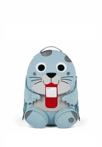 Blauer Rucksack in Form einer Robbe, mit großen Augen, Schnurrhaaren und einem roten Namensschild. Aus weichem Material mit abgerundeter Form und Pfoten.