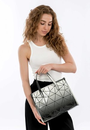 Tote-Bag mit geometrischem Muster in Schwarz und Silber. Verfügt über einen Verlaufseffekt, glänzende Oberfläche, zwei stabile Griffe und ein geräumiges Design.