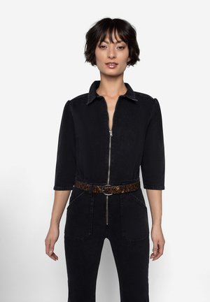 Sort denim jumpsuit med lynlås foran, trekvart ærmer og sidelommer, indsnævret i taljen med et leopardprint bælte.