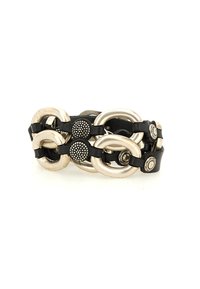 Bracciale in pelle nera con link in metallo argento intrecciati e borchie decorative in argento, che creano una texture e un design a strati.