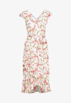 Robe fleurie avec un fond blanc orné d'un motif rose et vert, col en V, manches courtes, ourlet à volants et ceinture à nouer assortie à la taille.