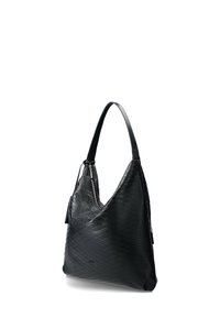 Schwarze Lederhandtasche mit einem strukturierten, geometrischen Muster, ausgestattet mit einem einzelnen Schulterriemen und einem Reißverschluss an der Seite.