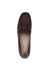 Mocasín marrón de cuero con punta cuadrada, detalle metálico, textura suave y plantilla acolchada. Diseño minimalista centrado en la comodidad.