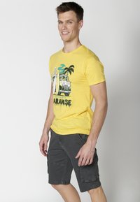 Koroshi SHORT SLEEVE  - Marškinėliai su spaudiniu - amarillo   yellow