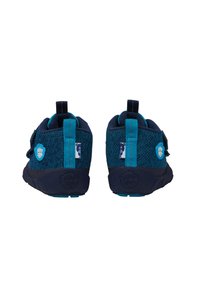 Scarpe per bambini blu e turchesi con superiore in tessuto testurizzato, fascia in Velcro e suola in gomma. Presenta dettagli del logo e un'apposita linguetta sul tallone.