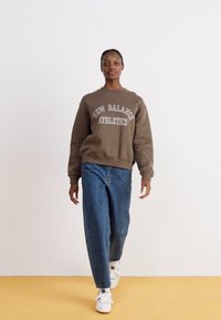 New Balance GRAPHIC CREW - Melegítőfelső - dark mushroom