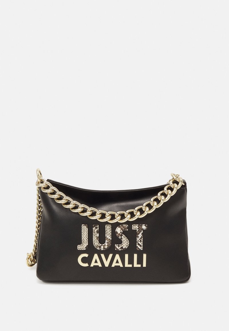Sac à épaule en cuir noir avec une bandoulière chaîne dorée et le logo « JUST CAVALLI », avec une texture imprimé serpent sur le mot « JUST ».