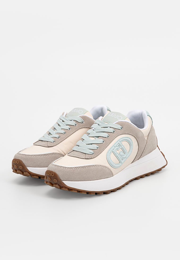 Baskets de sport beiges et bleu clair en matériau en suède et en mesh. Bout arrondi, design à lacets, semelle extérieure en caoutchouc texturé marron et détail de logo.