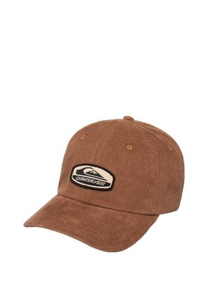 Bruine corduroy baseballpet met gebogen klep en een Quiksilver-logo patch op de voorkant, getoond op een effen witte achtergrond.