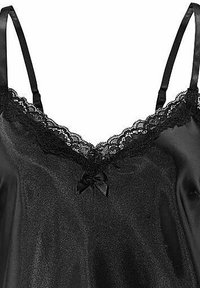 Camisola de satén negro con encaje en el borde y tirantes ajustables, que presenta un lazo central como acento. Textura suave con un diseño delicado y femenino.