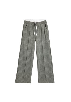 Pantalones de pierna ancha grises con rayas verticales, cintura elástica con cordón blanco y dos bolsillos laterales. Textura de tela suave.
