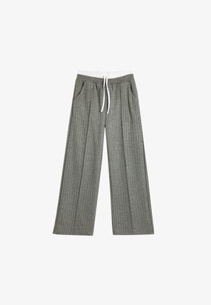Pantalones de pierna ancha grises con rayas verticales, cintura elástica con cordón blanco y dos bolsillos laterales. Textura de tela suave.
